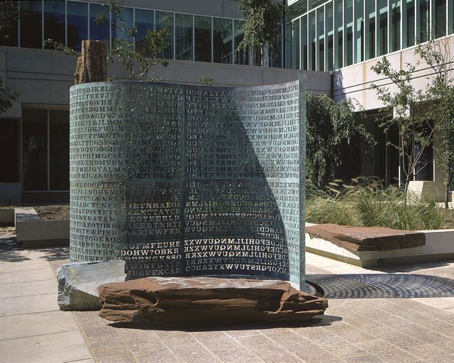 Kryptos, Skulptur vor dem CIA Gebäude