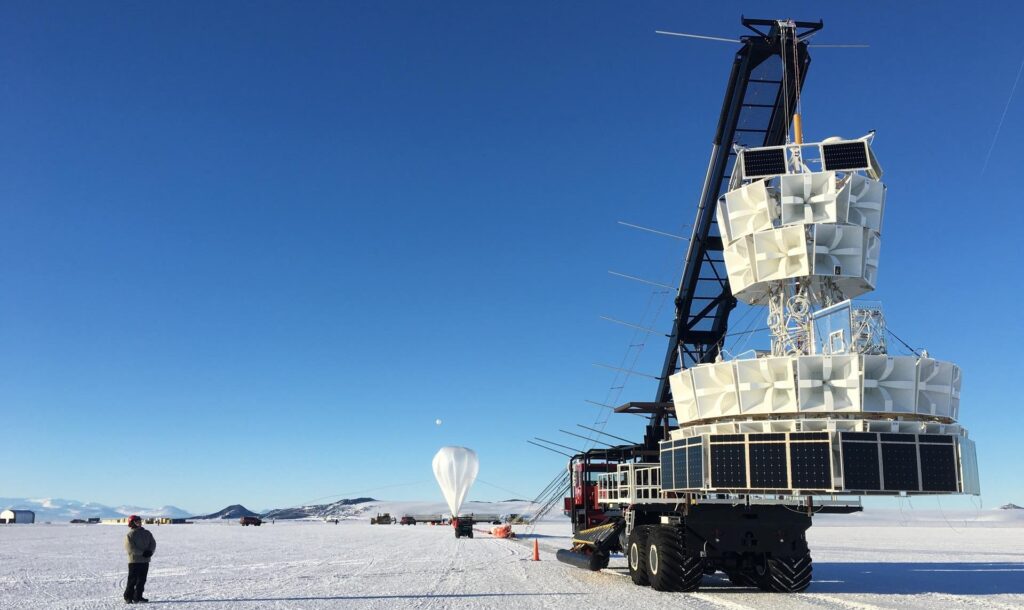 Die Antennen des ANITA Experiments in der Antarktis kurz vor dem Start. Bild: NASA/Goddard