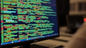 Ein Computer-Bildschirm voller Daten. KI-generiert.